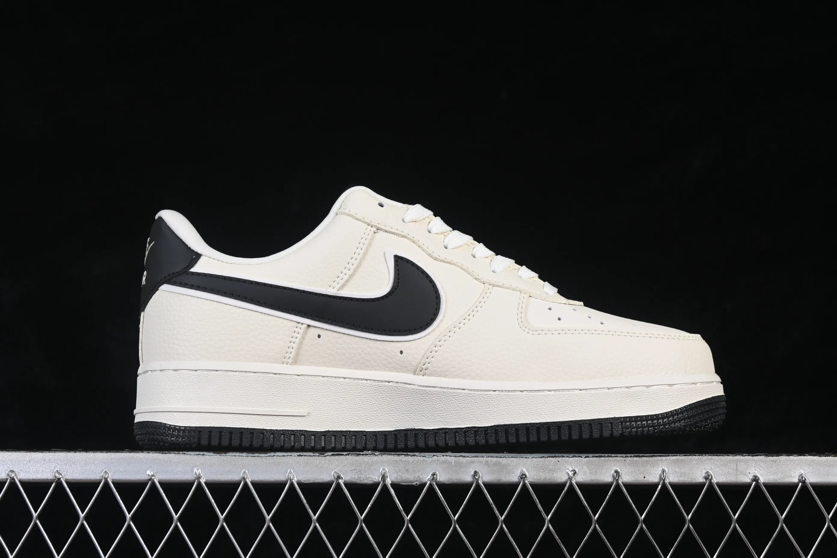All Categories Nk Air Force 1 Air Force Series Nk Air Force 1 Low Air Force Low Nike Air Force 1'07 Low Co-branded Beige and Black Hook Air Force 1 Low-top Casual Shoes LD1999-001